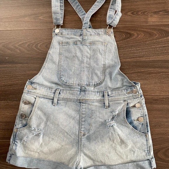 Old Navy Distressed Bib shorts - Picture 2 of 9